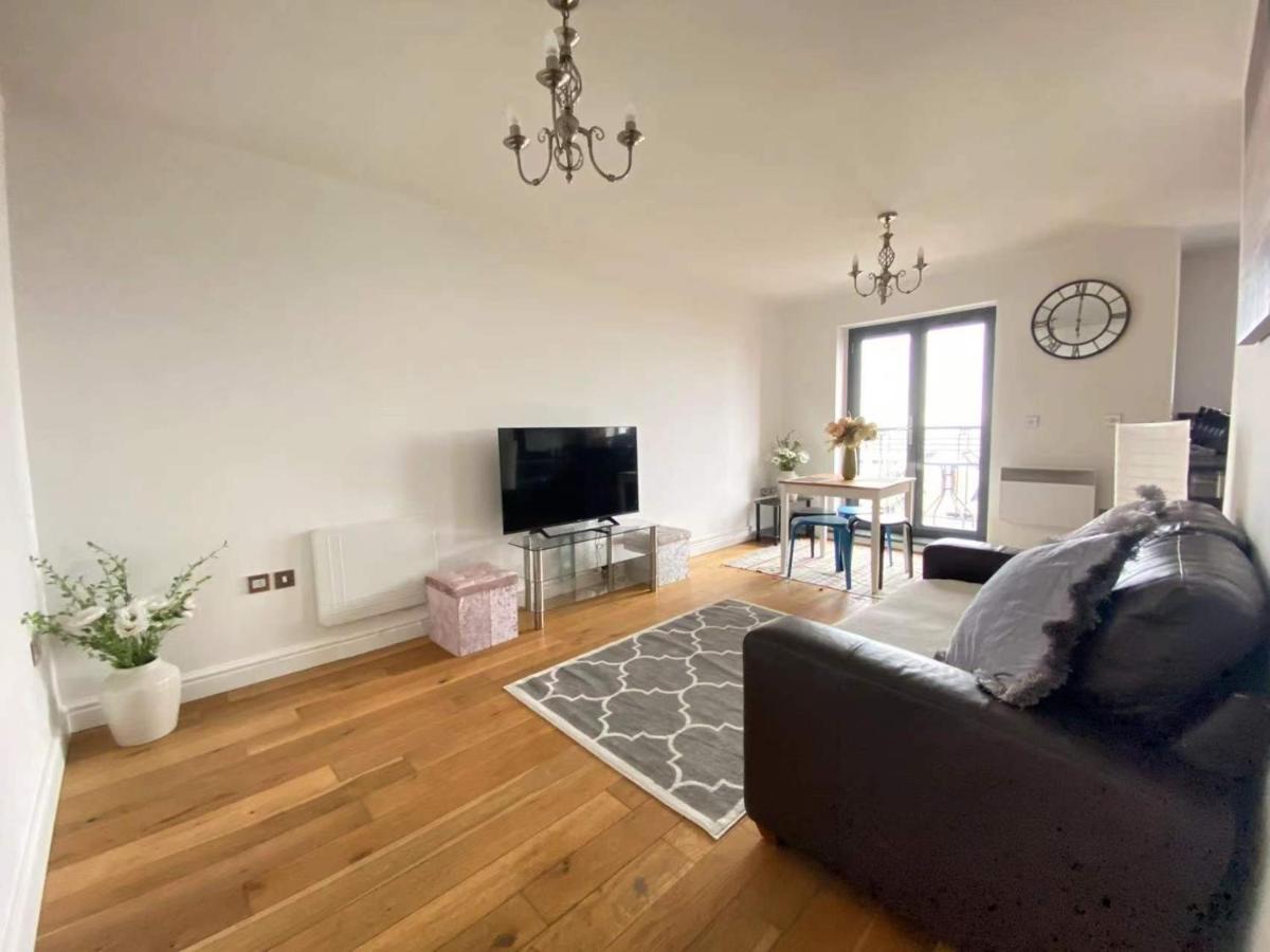Beach Front Apt With Stunning Sea View Swansea Bagian luar foto