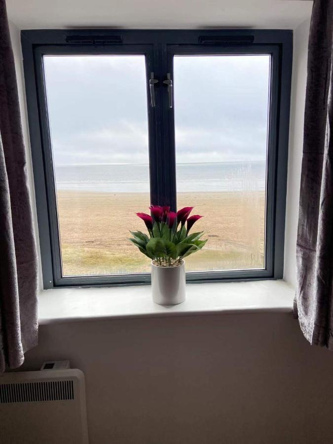 Beach Front Apt With Stunning Sea View Swansea Bagian luar foto