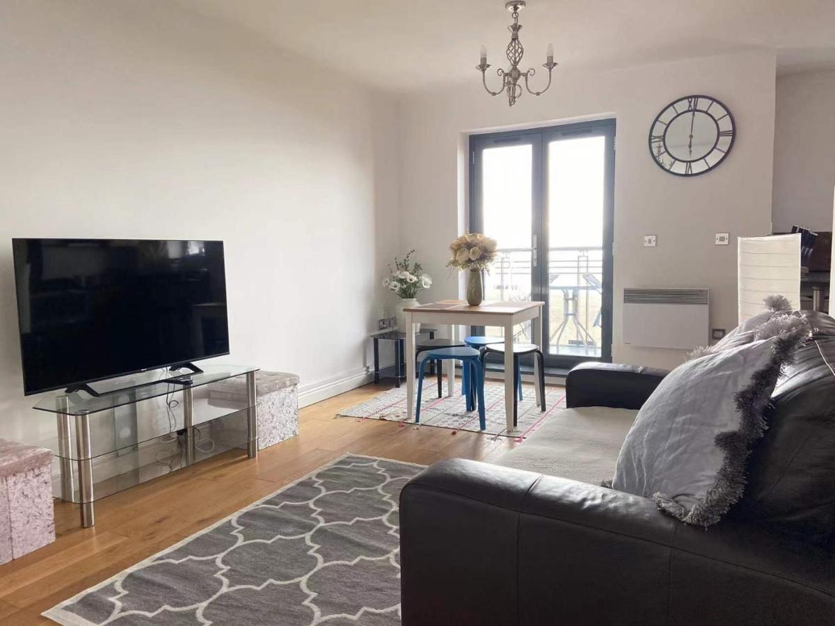 Beach Front Apt With Stunning Sea View Swansea Bagian luar foto
