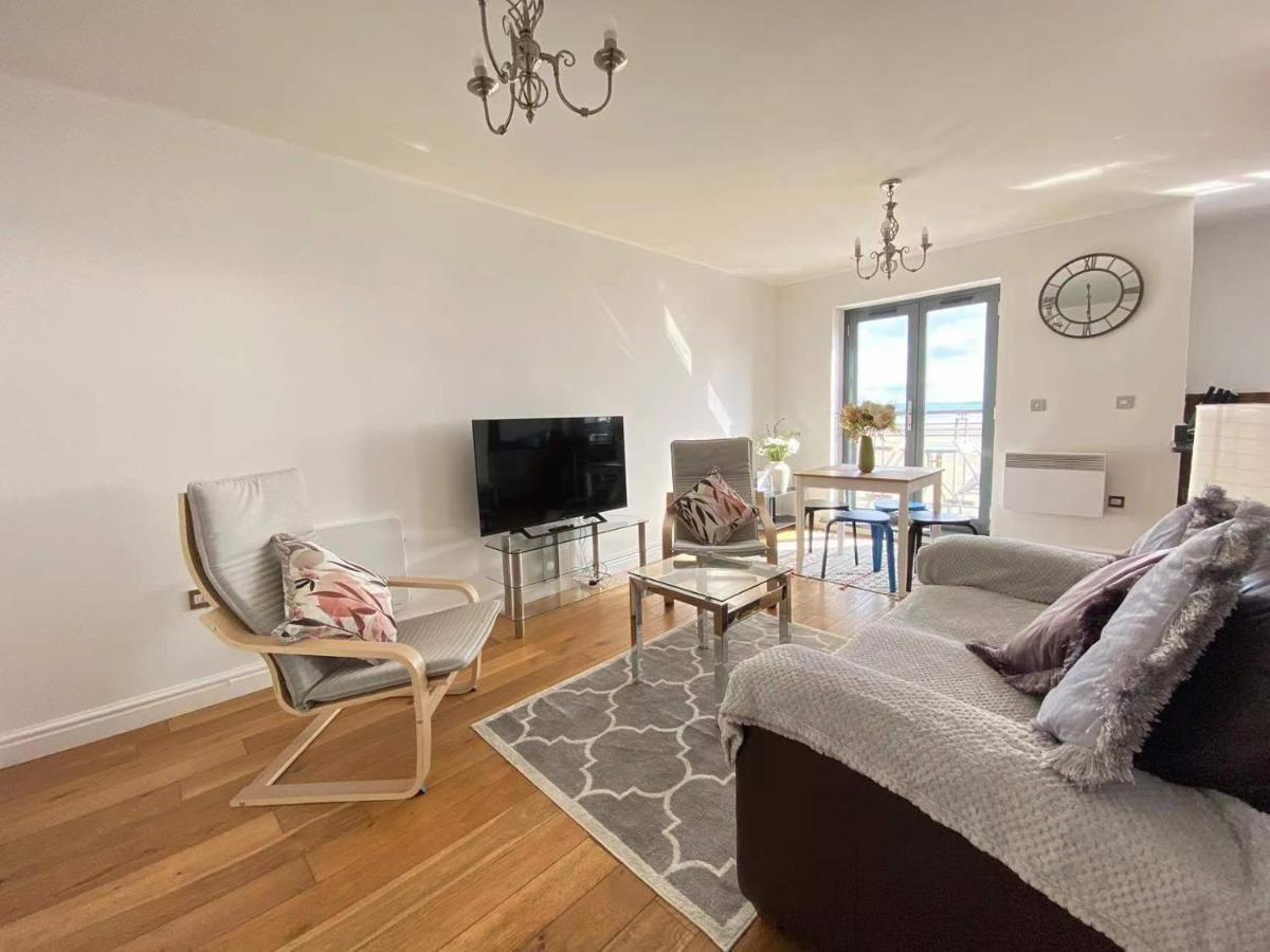Beach Front Apt With Stunning Sea View Swansea Bagian luar foto
