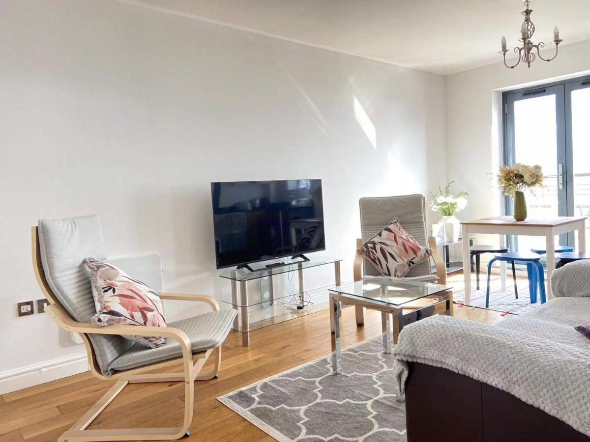 Beach Front Apt With Stunning Sea View Swansea Bagian luar foto